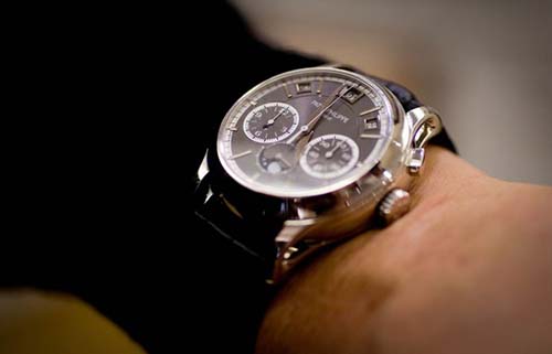 百年灵手表摔坏需要更换哪些配件？